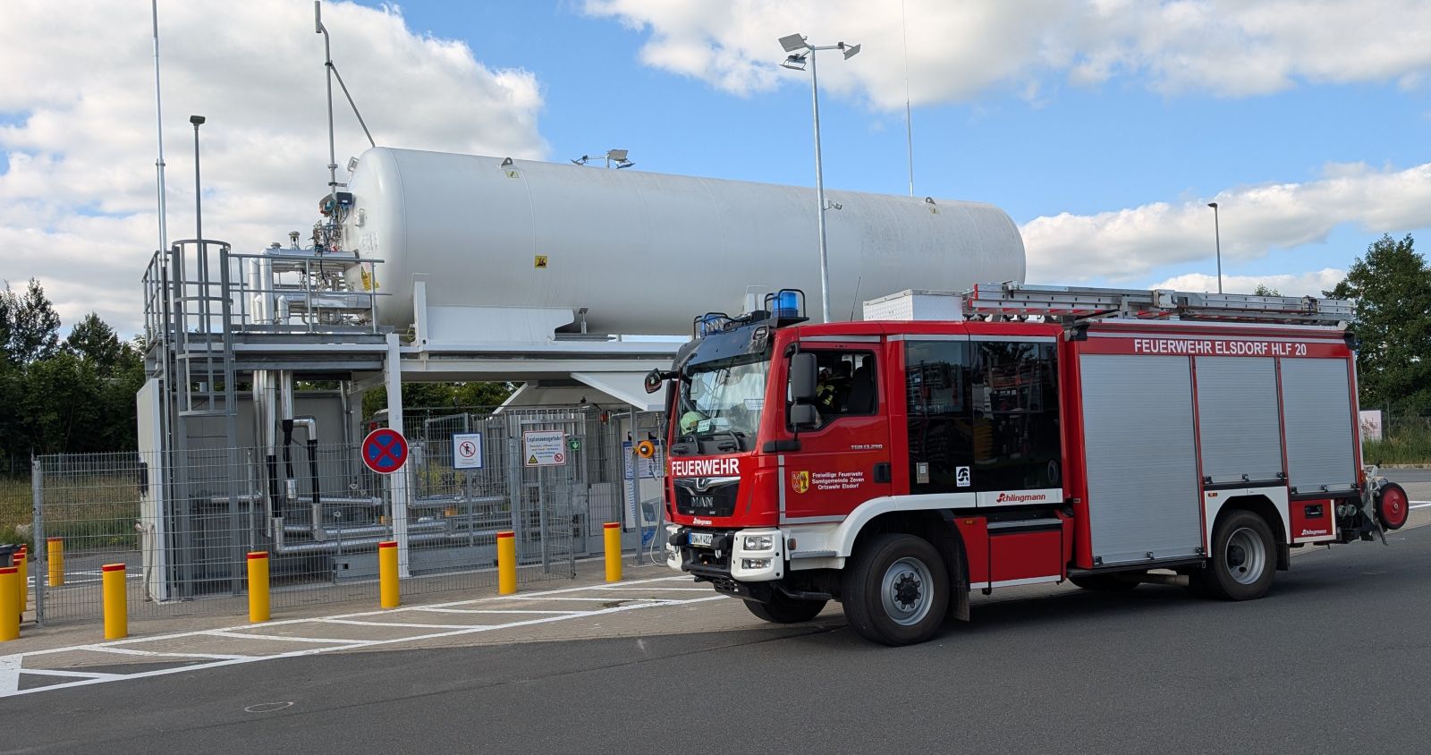 Neue LNG-Tankstelle für LKW in Elsdorf - Kameraden erhalten Einweisung in den Umgang mit LNG (Flüssigerdgas)