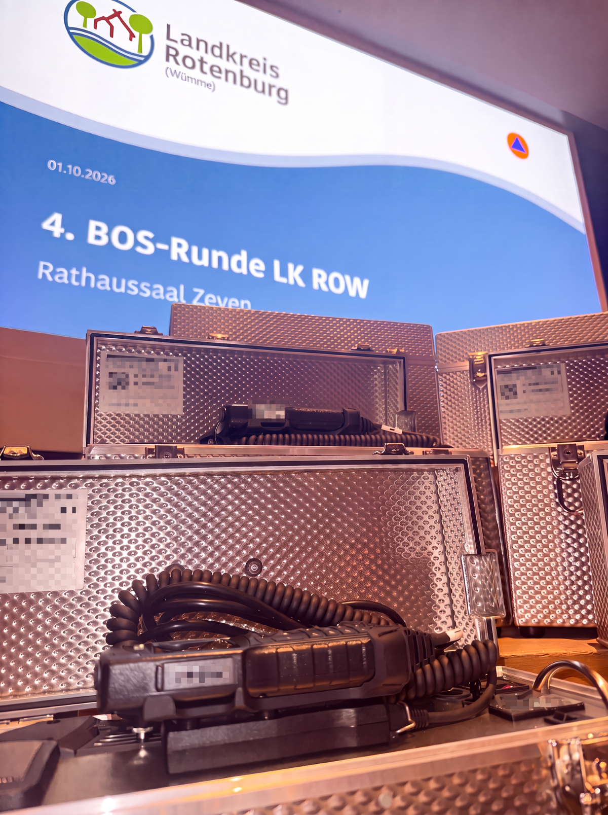 4. BOS-Runde LK ROW mit Funk-Koffer im Vordergrund.